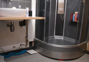 Fuite sous le bac à douche : comment vous faire indemniser par votre assurance habitation, étape par étape