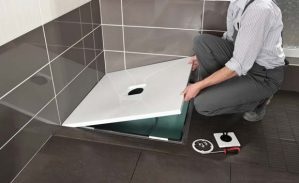 Fuite sous le bac à douche : quelles sont les démarches assurance à mettre en place ?